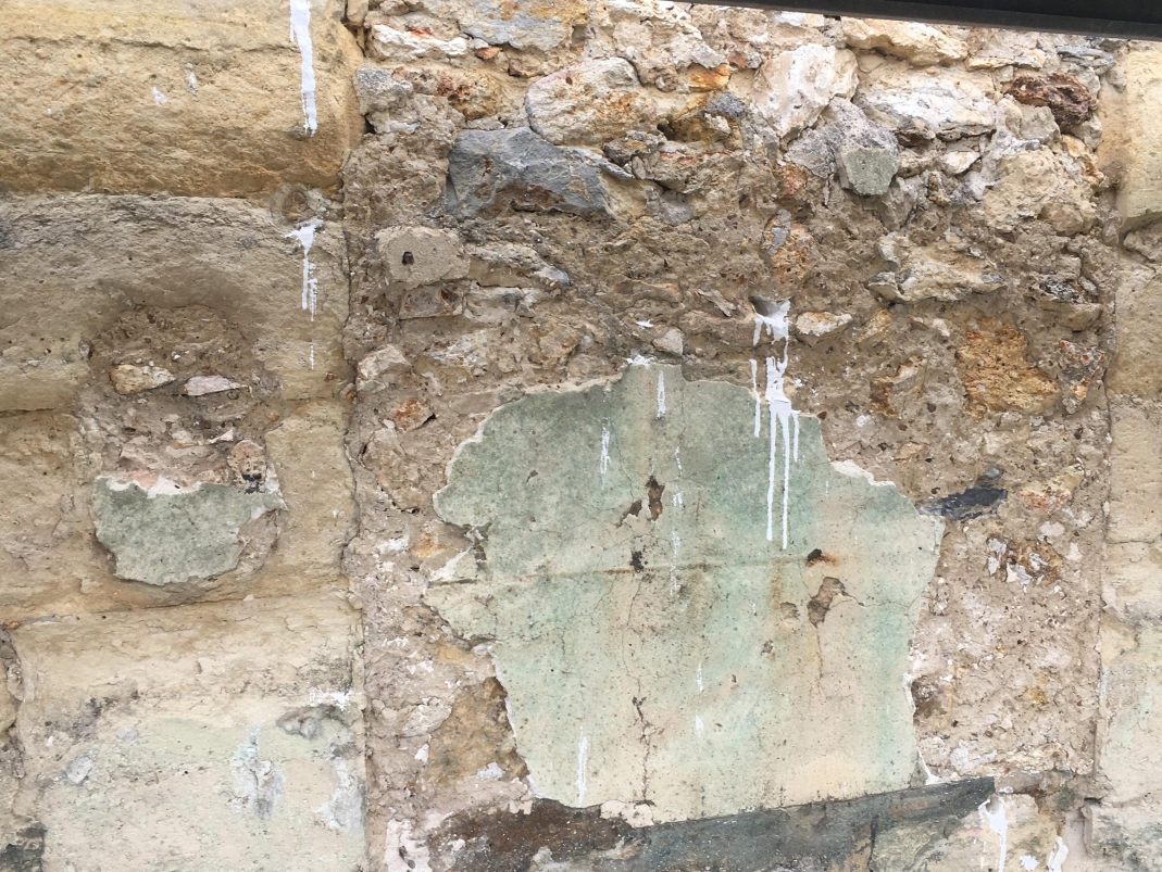 Agrandir l'image - fenêtre modale - Avec les travaux de repiquage du mur, il est possible de voir l’encadrement de la porte qui a été muré (M17 C).