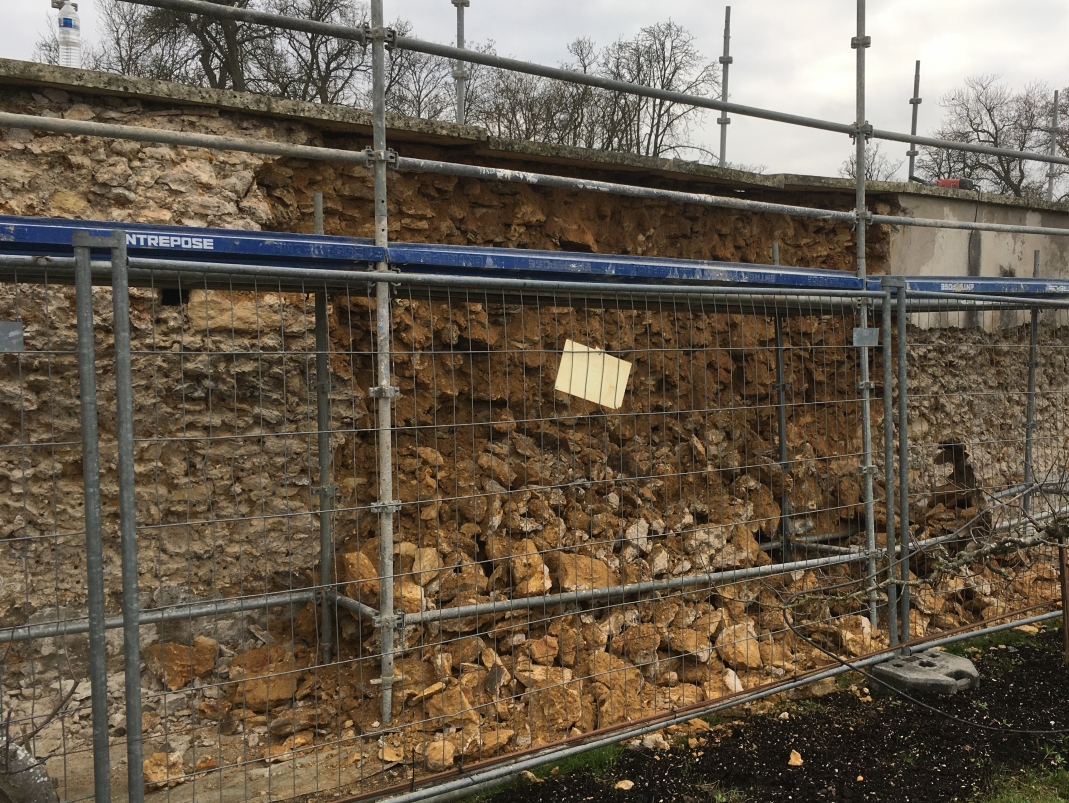 Agrandir l'image - fenêtre modale - Pendant les travaux, il s’est produit plusieurs décollements-effondrements d’un parement.