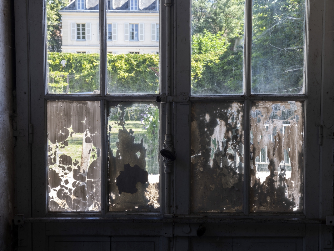 Agrandir l'image - fenêtre modale - Vue vers le pavillon La Quintinie depuis l'intérieur de la Forge.