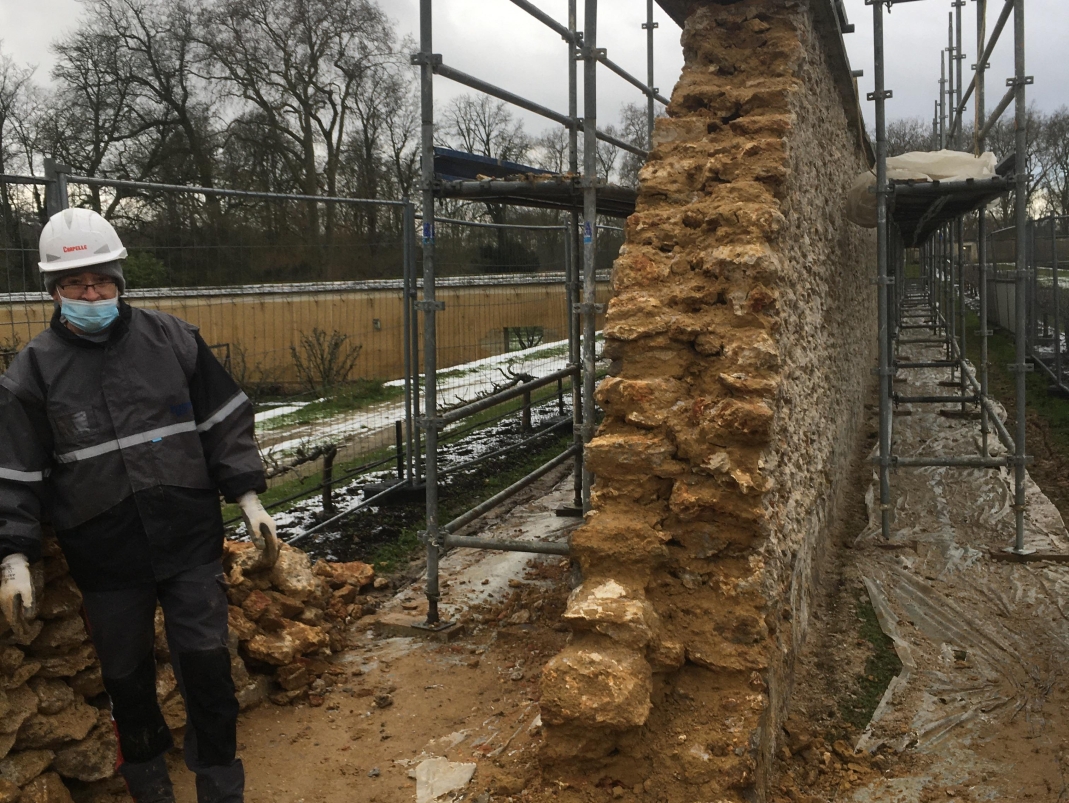 Agrandir l'image - fenêtre modale - Il est possible d’apercevoir le mortier de plâtre sous le couronnement de pierre plates ainsi que de se faire une idée sur les fondations du M17.