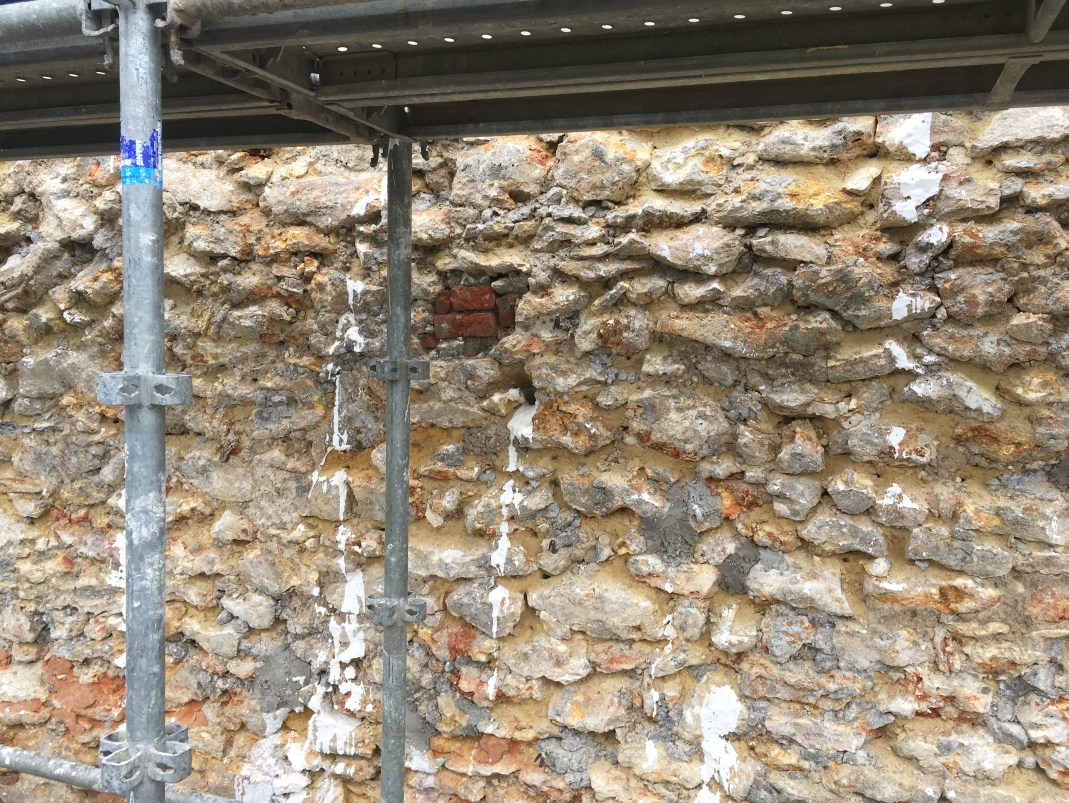 Agrandir l'image - fenêtre modale - Un exemple de trou de boulin bouché avec des briques sur le M17.