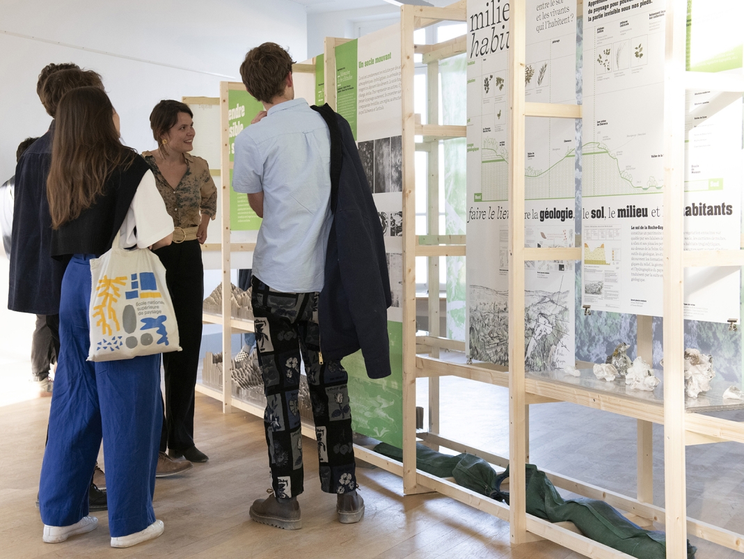 Agrandir l'image - fenêtre modale - Visite guidée de l'exposition Projet(s) Terre(s) lors de la 2e édition de la Biennale d'architecture et de paysage d'Ile-de-France.