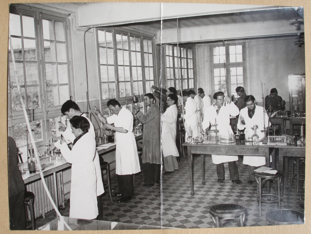 Agrandir l'image - fenêtre modale - Laboratoire de chimie de l'ENH installé au bâtiment des Suisses, circa 1950.