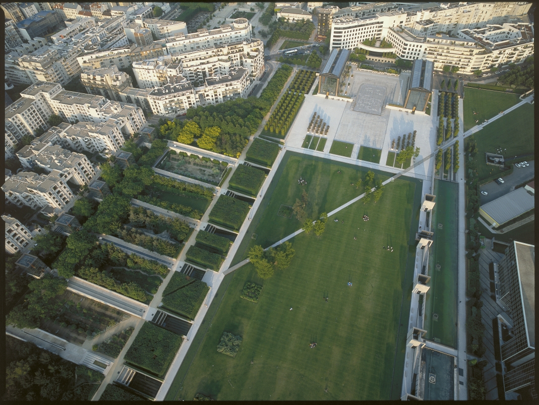 Agrandir l'image - fenêtre modale - Vue aérienne de l’ouest vers l’est avec les jardins sériels, le tapis vert et la diagonale, parc André Citroën, Paris 15e.