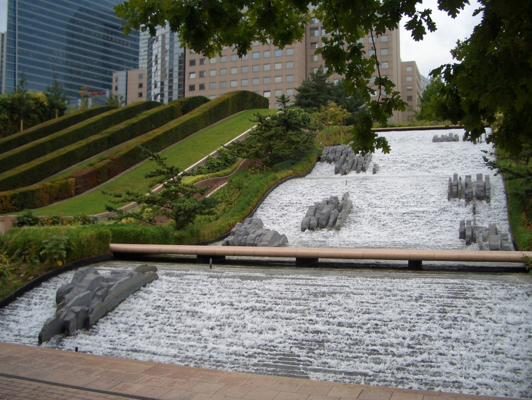 Agrandir l'image - fenêtre modale - Cascade du parc Diderot, La Défense, Courbevoie, 1982-1992.