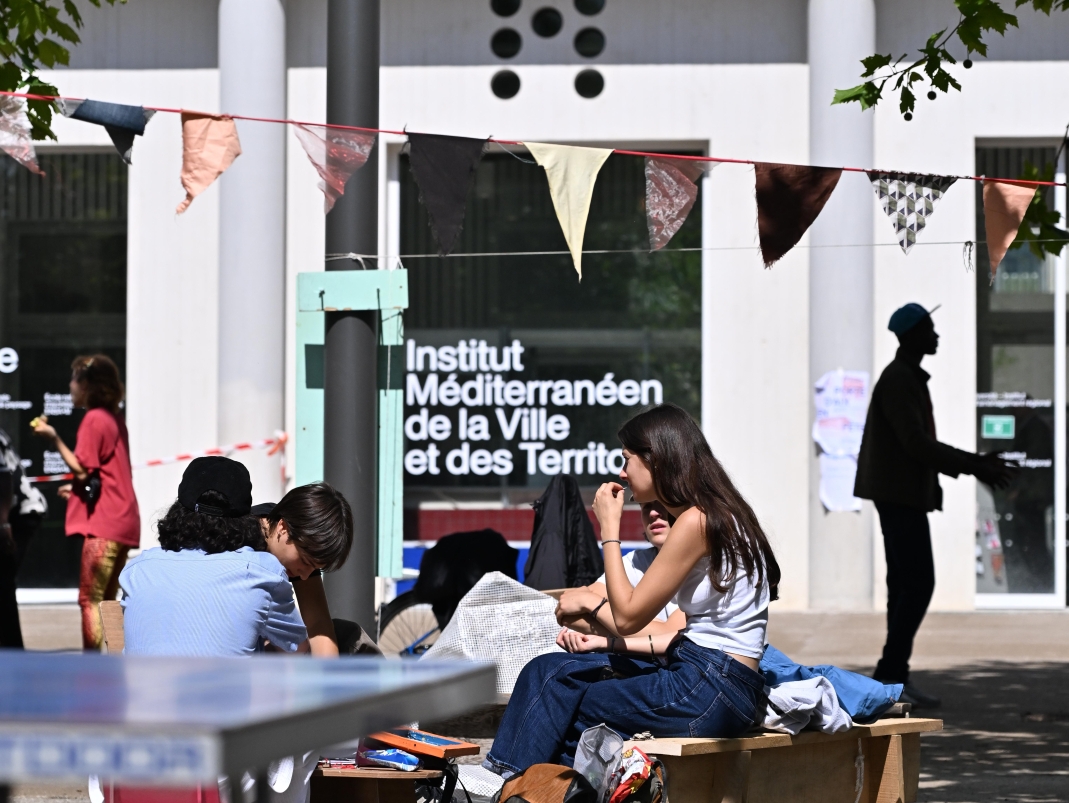 Agrandir l'image - fenêtre modale - Des étudiants devant l'IMVT