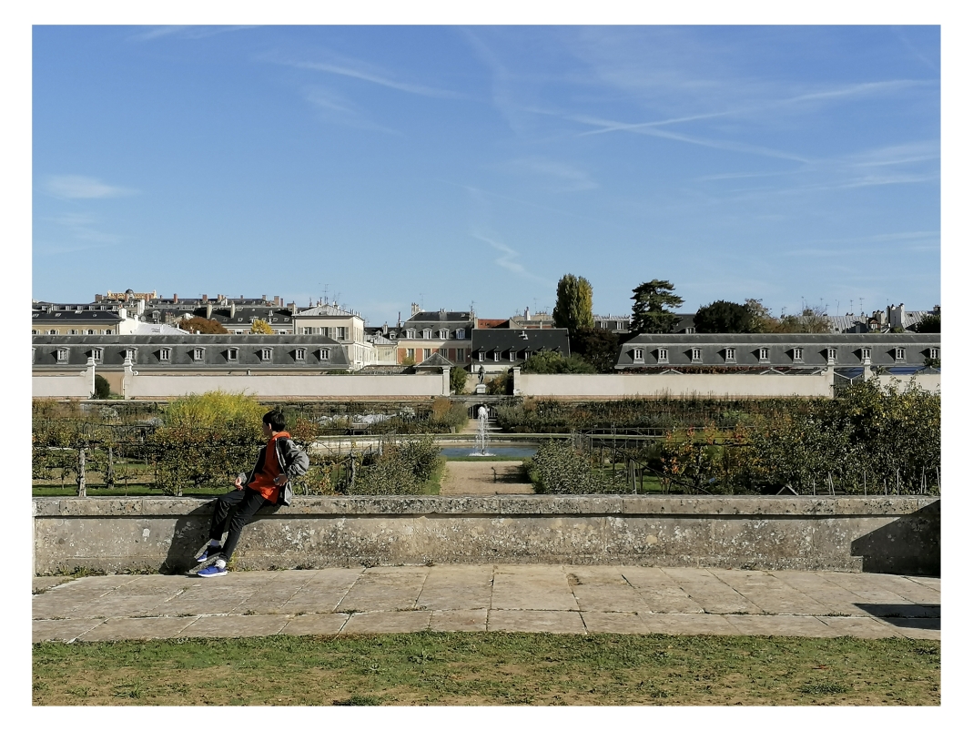 Agrandir l'image - fenêtre modale - Vue du Grand Carré depuis la terrasse Nord, « Photographier le paysage au Potager du Roi », collège Saint-Exupéry (Vélizy-Villacoublay), octobre 2022. 