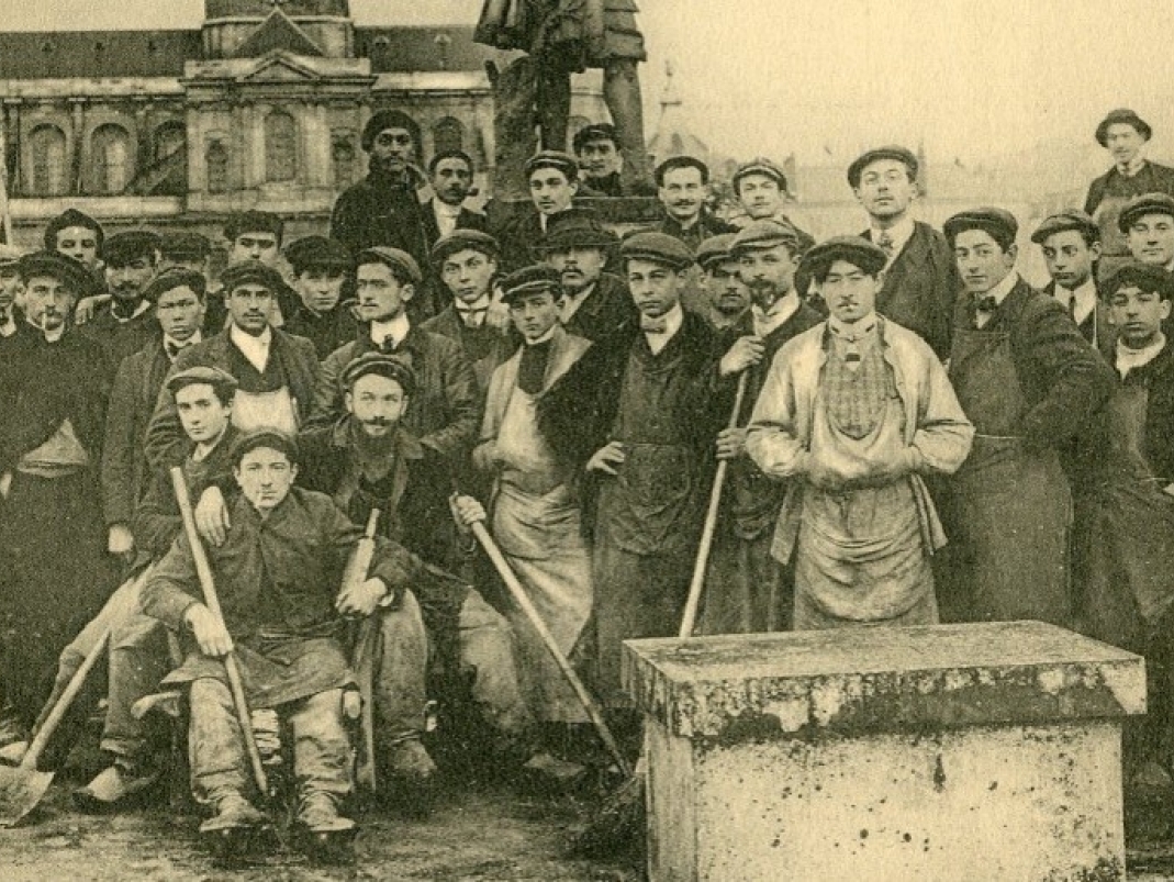 Agrandir l'image - fenêtre modale - Élèves de l’École nationale d’horticulture, carte postale, détail, circa 1900.