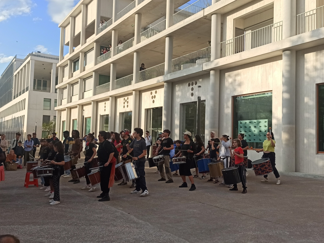 Agrandir l'image - fenêtre modale - Un groupe jouant du tambour dans la rue