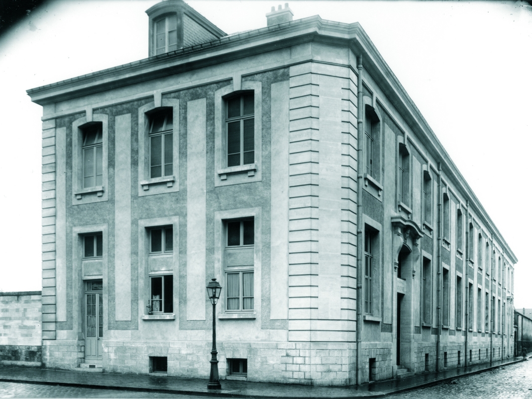 Agrandir l'image - fenêtre modale - Après 1926. Le bâtiment Saint Louis, situé à l'angle de la rue du Maréchal Joffre et de la rue Hardy.