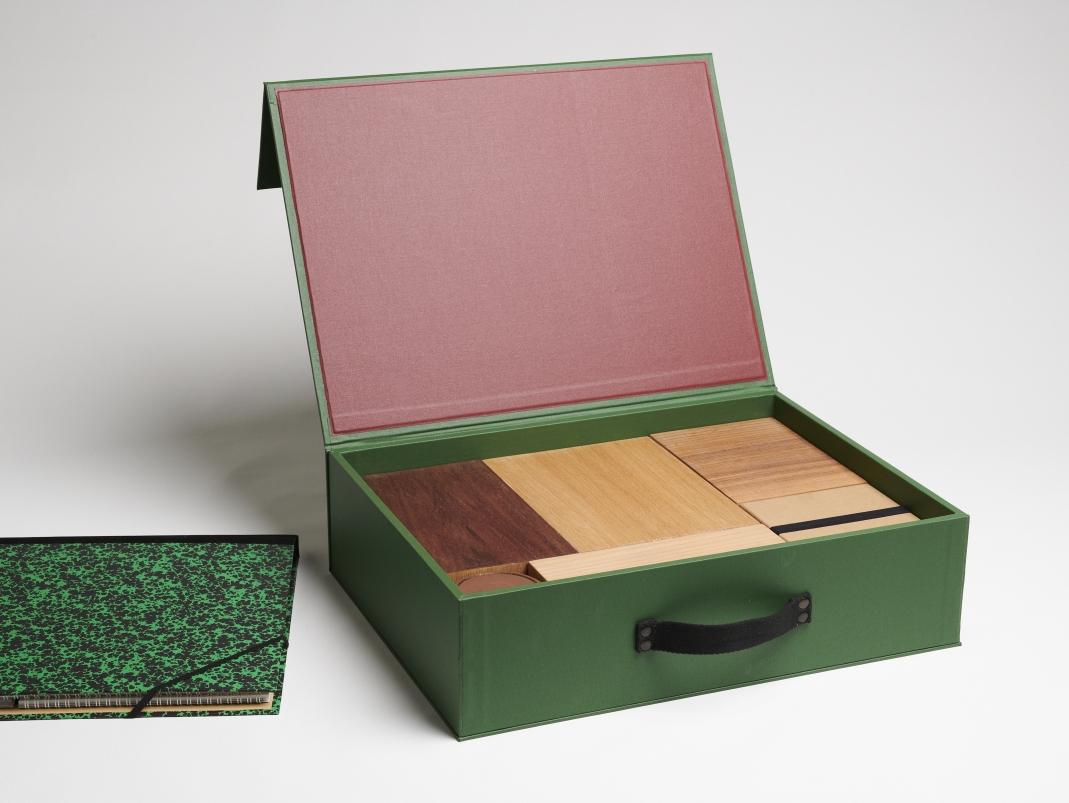 Agrandir l'image - fenêtre modale - Les différentes essences de bois des boîtes qui composent la mallette.