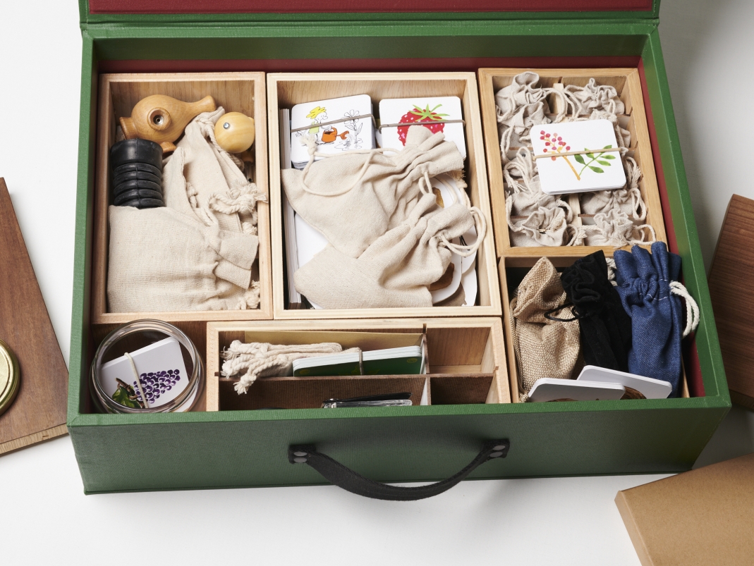 Agrandir l'image - fenêtre modale - Le contenu de la mallette vu du dessus.