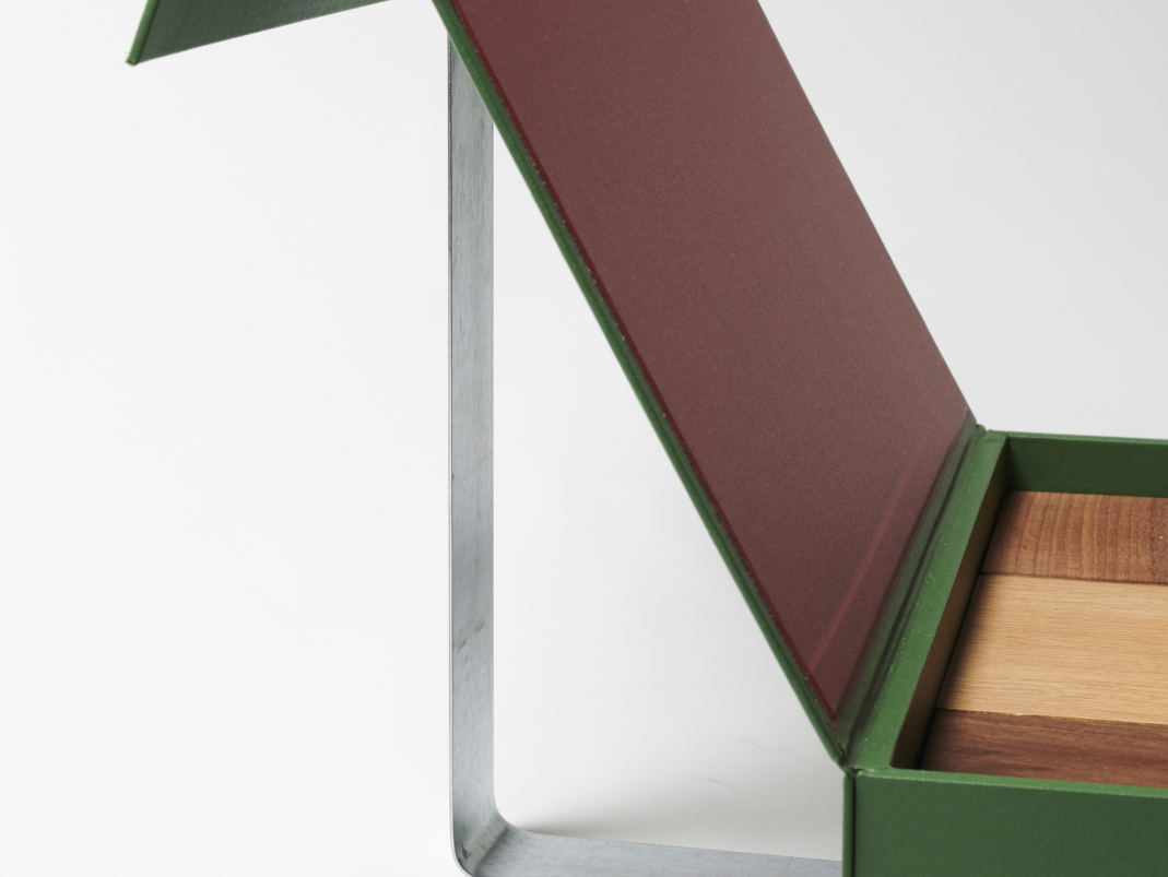 Agrandir l'image - fenêtre modale - Équerre en métal qui soutien le couvercle de la mallette pédagogique.