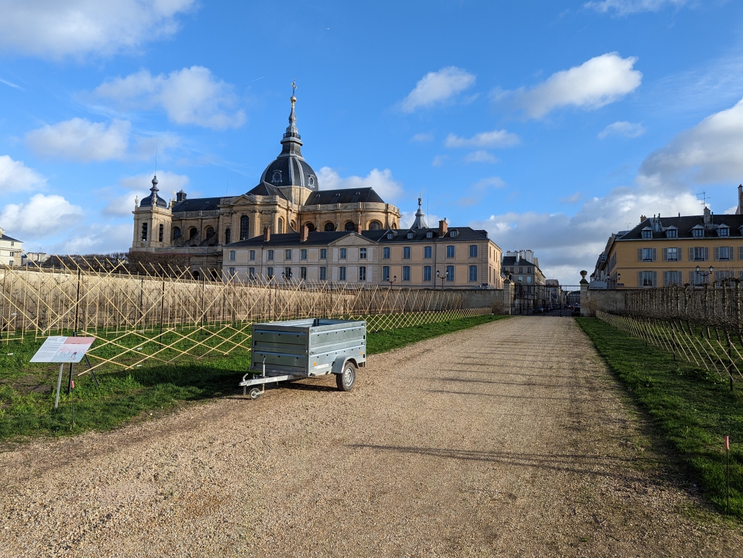 Agrandir l'image - fenêtre modale - Installation des tuteurs en bois avant la plantation des poiriers.