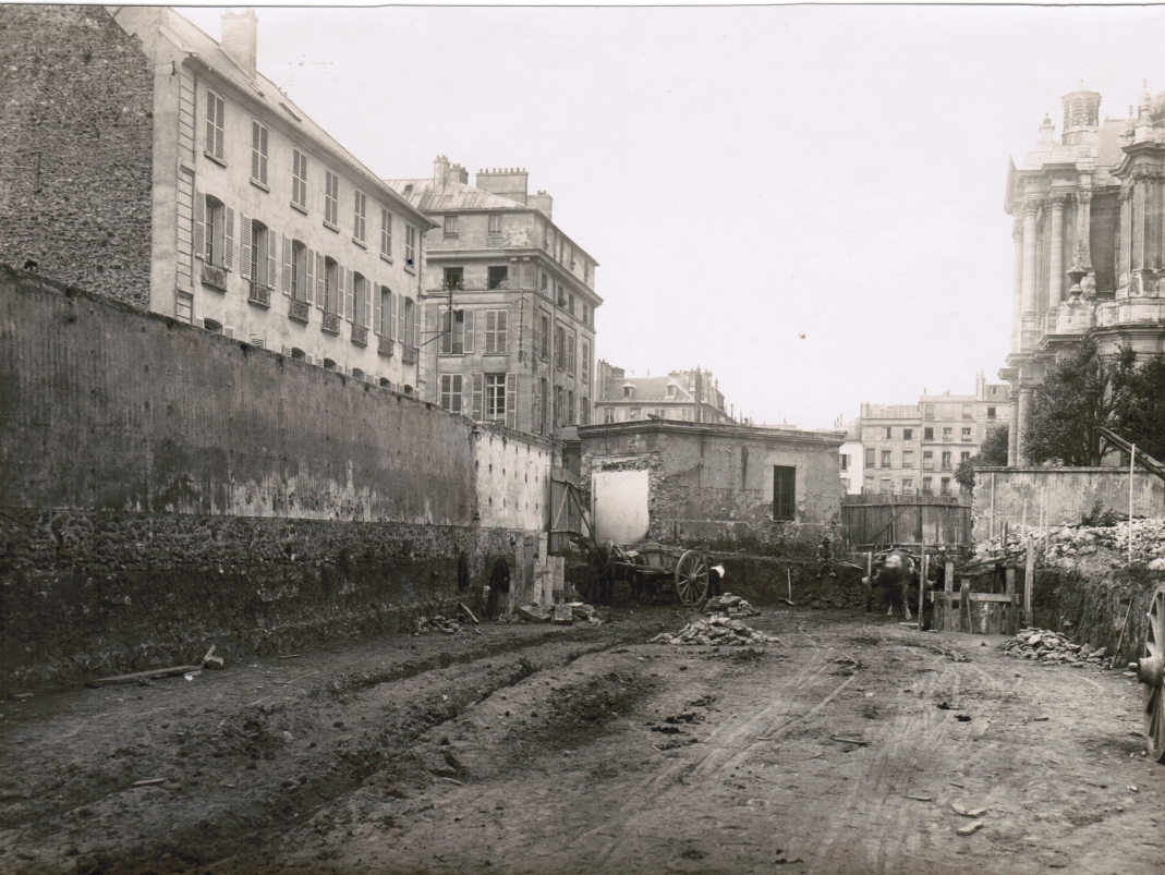 Agrandir l'image - fenêtre modale - Circa 1925. Vue du jardin avant la construction du bâtiment Saint Louis.