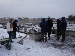 Agrandir l'image - fenêtre modale - L'équipe des jardiniers est sur la terrasse La Quintinie, enneigée.