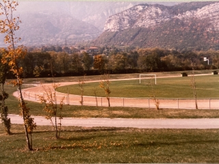 Agrandir l'image - fenêtre modale - vue du terrain sportif du parc des sports et les montagnes en deuxième plan