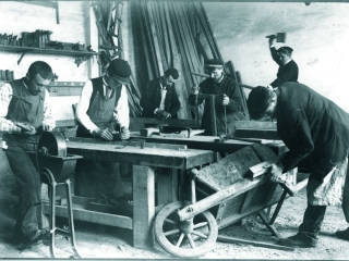 Agrandir l'image - fenêtre modale - Est. début XXe siècle. Vue à l'intérieure des ateliers attenants à la Forge.