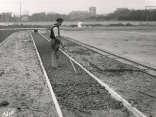 Agrandir l'image - fenêtre modale - photo en noir et blanc des travaux sur la piste de courses du stade de Bezons