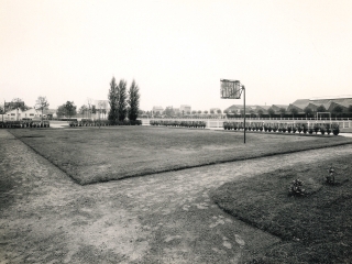 Agrandir l'image - fenêtre modale - photo en noir et blanc du terrain du basket stade de Bezons