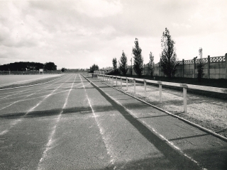 Agrandir l'image - fenêtre modale - photo en noir et blanc de la piste de courses achévée