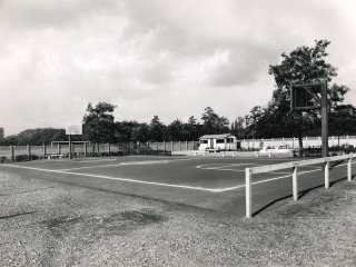 Agrandir l'image - fenêtre modale - photo d'archives en noir et blanc du terrain de baskets