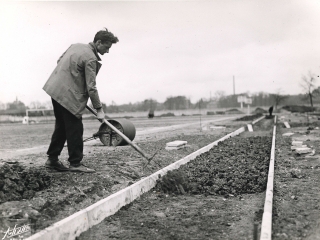 Agrandir l'image - fenêtre modale - photo en noir et blanc des travaux sur la piste de courses du stade de Bezons