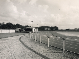 Agrandir l'image - fenêtre modale - photo en noir et blanc du terrain de sport achévé 