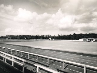 Agrandir l'image - fenêtre modale - photo en noir et blanc du terrain de sport achévé