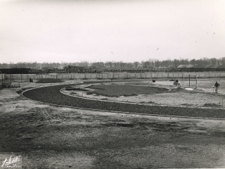 Agrandir l'image - fenêtre modale - photo en noir et blanc du chantier en cours d'une piste athéletisme
