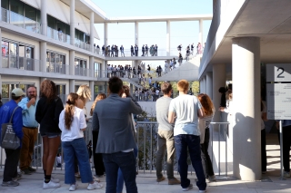 Agrandir l'image - fenêtre modale - Vue sur le public présent pendant l'inauguration de l'IMVT à différents étages du bâtiment